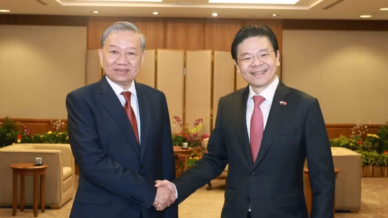  Tổng Bí thư Tô Lâm và Thủ tướng Singapore, Tổng Thư ký Đảng Hành động nhân dân Singapore (PAP) Lawrence Wong. (Ảnh: TTXVN)