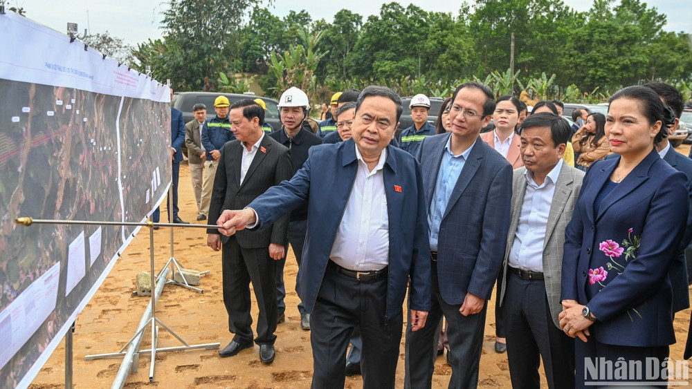 Chủ tịch Quốc hội và Đoàn công tác kiểm tra tiến độ Dự án đầu tư xây dựng đường từ thị trấn Sơn Dương đi Khu di tích quốc gia đặc biệt Tân Trào. (Ảnh: DUY LINH)