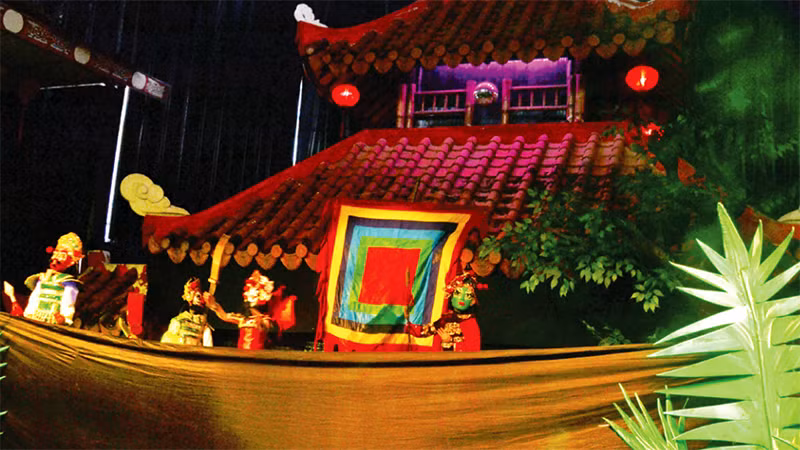 Cảnh trong vở rối nước "Anh hùng Nguyễn Trung Trực" của nhà hát Nghệ thuật Phương Nam.