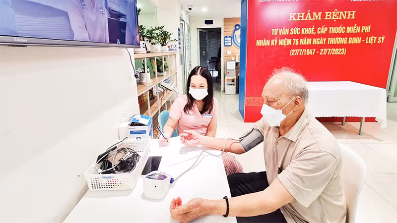 Khám, tư vấn sức khỏe và cấp thuốc miễn phí cho người có công trên địa bàn phường Đội Cấn, quận Ba Đình. (Ảnh HÀ THU)