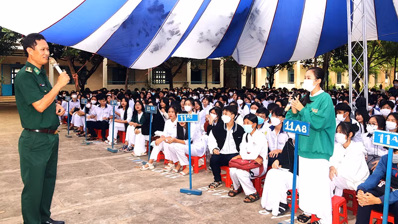 Phó Chủ nhiệm Chính trị Bộ Chỉ huy Bộ đội Biên phòng tỉnh Bình Thuận Phạm Ngọc Hòa trao đổi với học sinh về biển đảo.