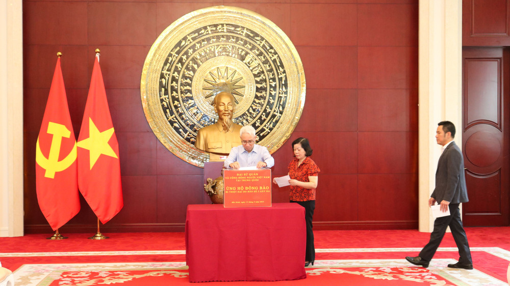 Đại sứ Phạm Sao Mai và Phu nhân quyên góp ủng hộ đồng bào bị thiệt hại do bão số 3.