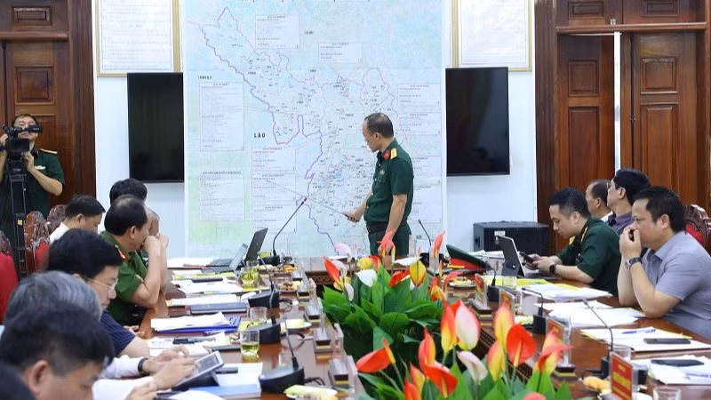 Lãnh đạo Bộ Chỉ huy Quân sự tỉnh Điện Biên cung cấp thông tin, địa điểm các khu vực nằm trong vùng nguy cơ cao ảnh hưởng do mưa lũ, thiên tai đã được hệ thống thành sơ đồ.