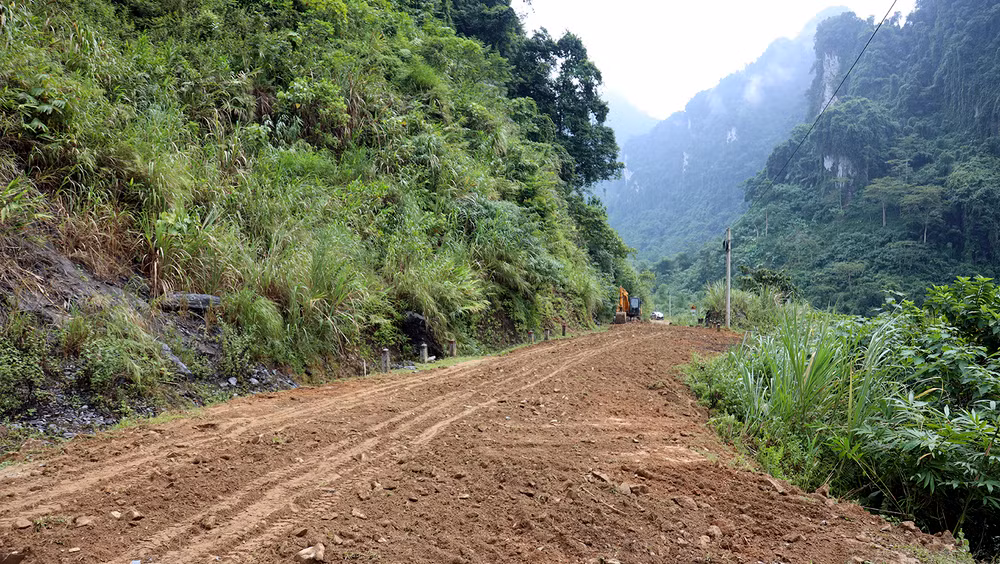 Nhiều đoạn trên tuyến đường xã Hồng Quang đi xã Bình An, huyện Lâm Bình đã được tạo phẳng.
