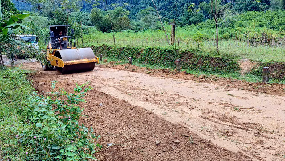 Lu nèn nền đất sẵn sàng rải bây khắc phục hư hỏng nền đường trên tuyến.
