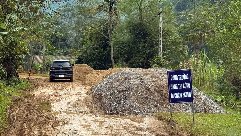 Tập kết sẵn vật liệu bây để khắc phục hư hỏng trên tuyến đường.