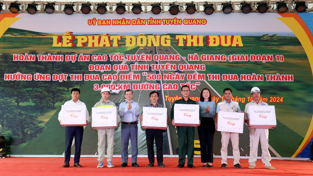 Lãnh đạo tỉnh Tuyên Quang tặng quà cho đại diện các đơn vị thi công.