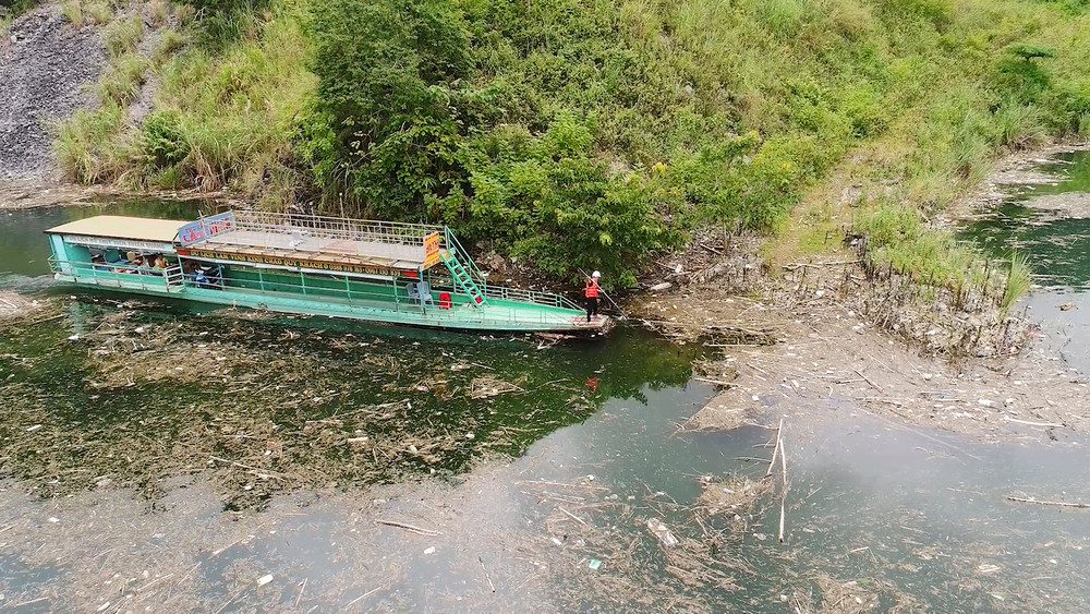 Lượng rác đổ về hồ thủy điện Tuyên Quang là rất lớn.