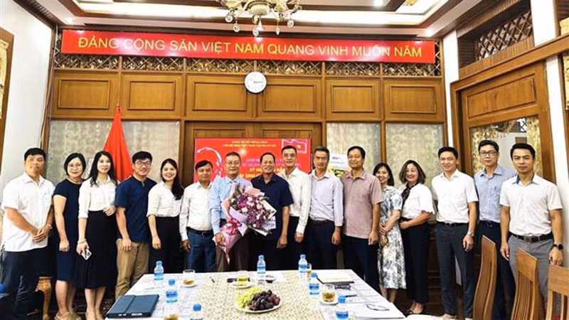 Chi bộ tặng hoa cho Bí thư-Đại sứ Lý Quốc Tuấn nhận huy hiệu 30 năm tuổi Đảng. (Ảnh: TTXVN phát)