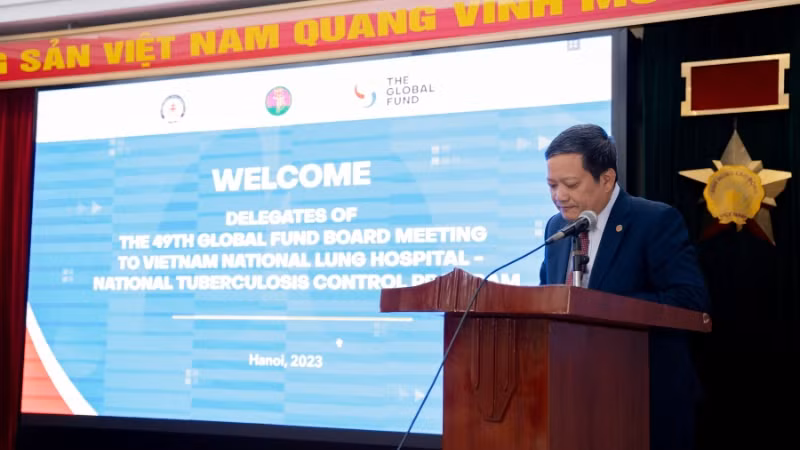 Tiến sĩ, bác sĩ Đinh Văn Lượng phát biểu tại buổi làm việc với đại biểu Quỹ Toàn cầu.