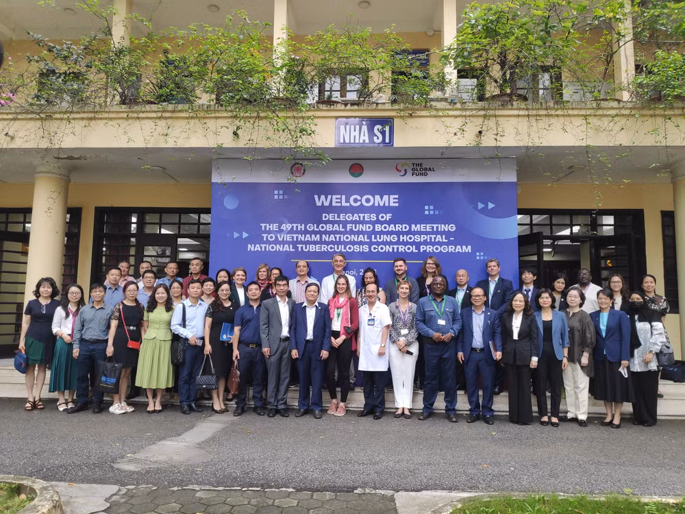 Đoàn đại biểu tham dự Hội nghị lần thứ 49 của Hội đồng điều hành Quỹ Toàn cầu đã đến thăm và làm việc tại Bệnh viện Phổi Trung ương.