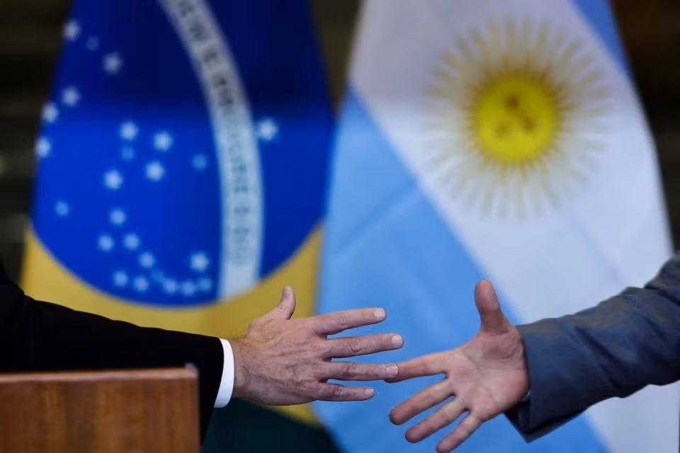 Tổng thống Argentina Alberto Fernandez bắt tay Tổng thống Brazil Luiz Inacio Lula da Silva sau cuộc gặp tại Cung điện Alvorada ở Brasilia, Brazil, ngày 2/5/2023. Ảnh: REUTERS