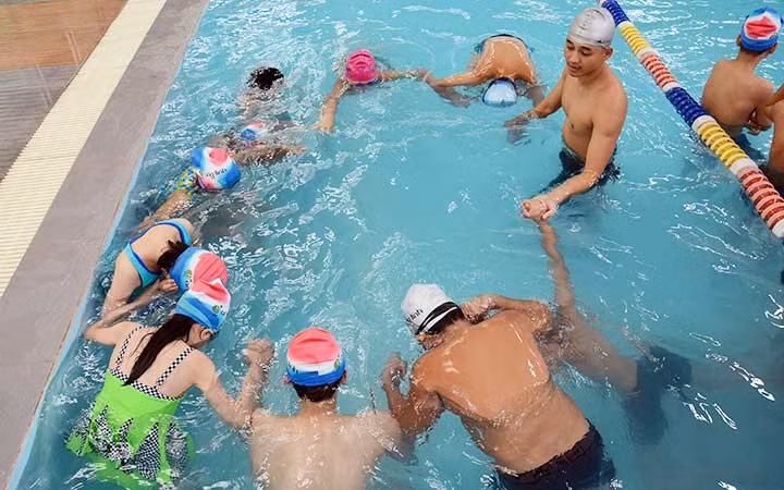 Một lớp dạy kỹ năng bơi và phòng, chống đuối nước cho trẻ em tại quận Hai Bà Trưng, Hà Nội. (Ảnh: THU HÀ)