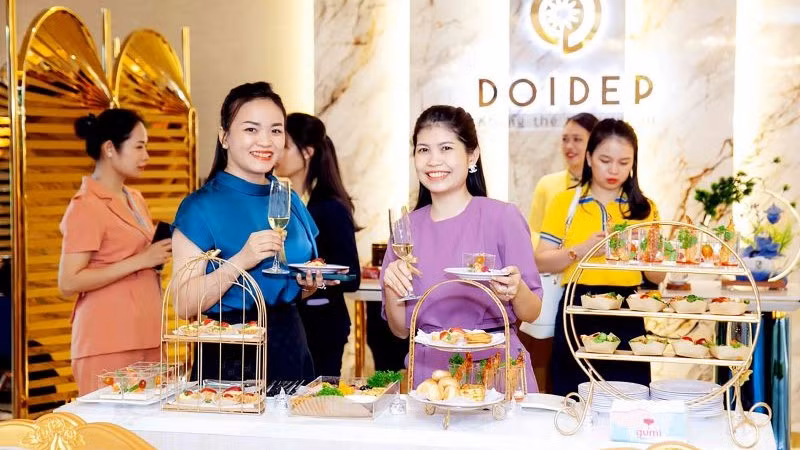 Khu vực ẩm thực với quầy buffet đa dạng, phục vụ hơn 30 món Á-Âu.