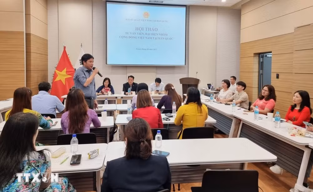 Ông Đoàn Quang Việt, Quản trị viên trang điện tử “Hàn Quốc ngày nay”, tham luận tại Hội thảo tư vấn viên, đại diện nhóm cộng đồng Việt Nam tại Hàn Quốc. Ảnh: Đức Thắng/TTXVN.