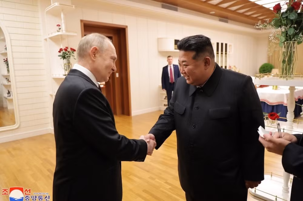 Nhà lãnh đạo Triều Tiên Kim Jong-un (phải) và Tổng thống Nga Vladimir Putin tại cuộc gặp ở Bình Nhưỡng ngày 19/6/2024. Ảnh: Yonhap/TTXVN.