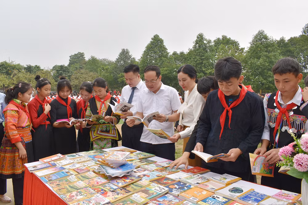 Các đại biểu và học sinh đọc sách tại chương trình.