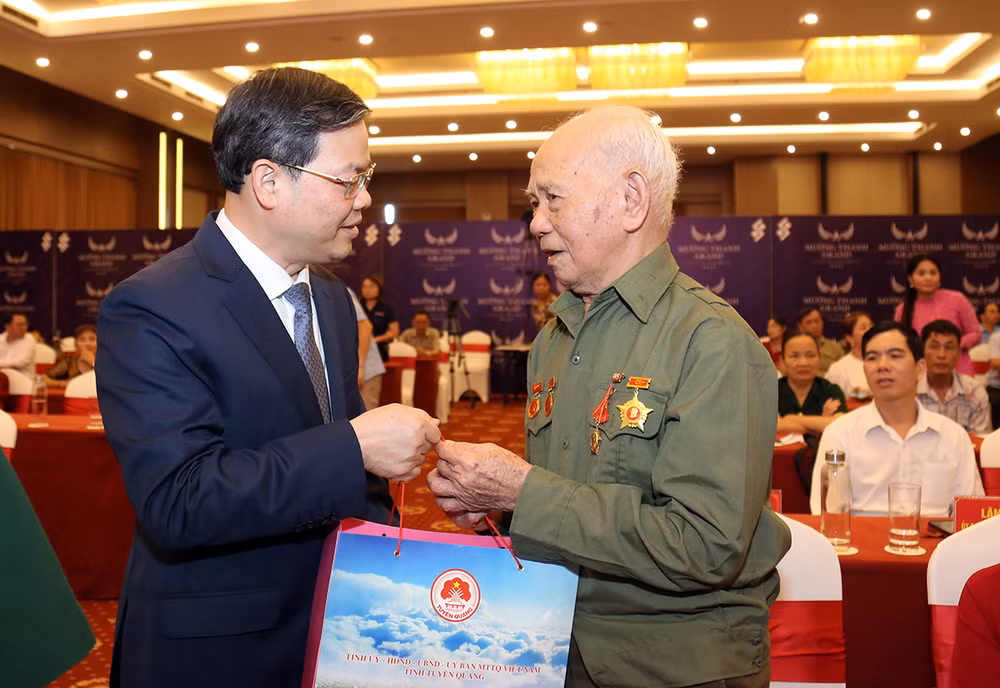 Đồng chí Nguyễn Văn Sơn, Chủ tịch Ủy ban nhân dân tỉnh Tuyên Quang hỏi thăm, tặng quà chiến sĩ Điện Biên.