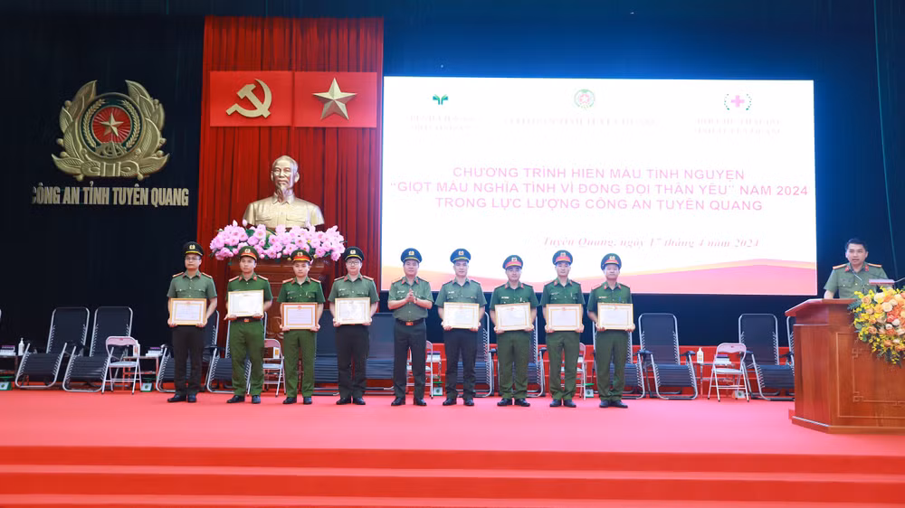 Lãnh đạo Công an tỉnh trao Giấy khen cho các cá nhân tích cực tham gia phong trào hiến máu tình nguyện.