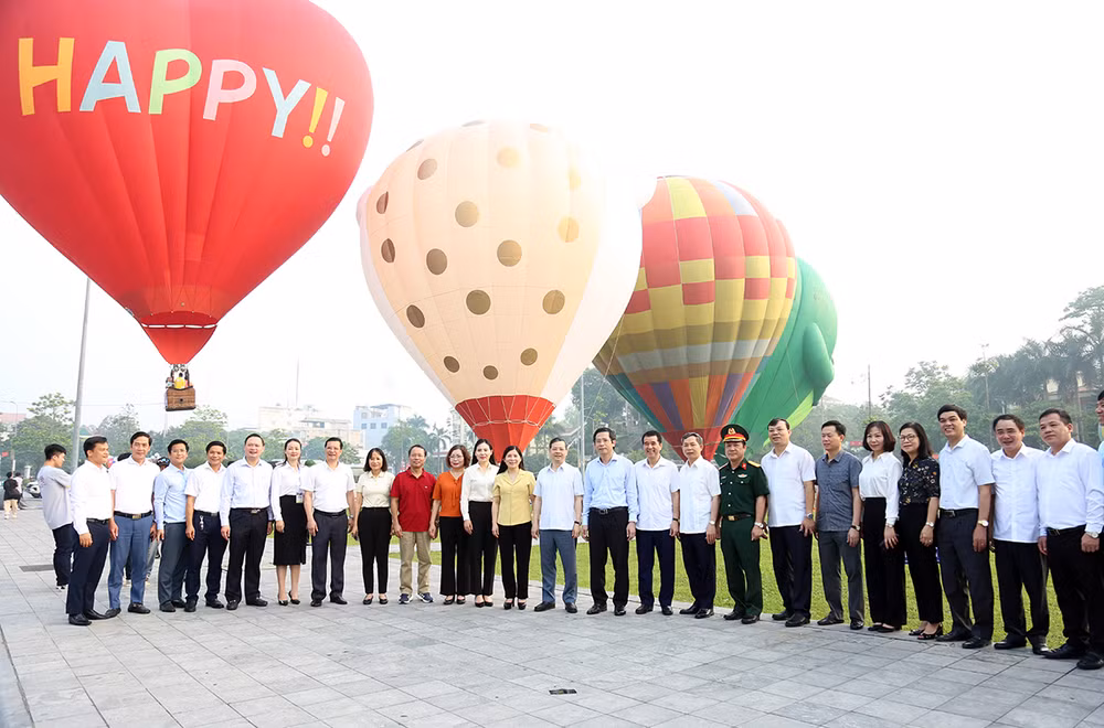 Các đại biểu chụp ảnh lưu niệm tại lễ hội.