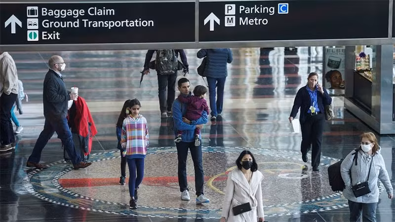 Sân bay quốc gia Ronald Reagan Washington sau khi Tổng thống Mỹ Joe Biden tuyên bố không còn bắt buộc đeo khẩu trang trên các phương tiện giao thông cộng cộng, từ cuối tháng 4/2022. (Ảnh: Reuters)