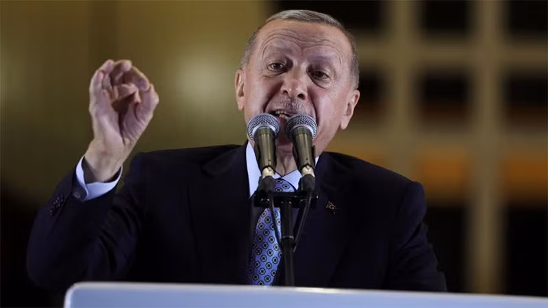 Ông Erdogan phát biểu trước những người ủng hộ bên ngoài Phủ Tổng thống ở thủ đô Ankara, ngày 29/5/2023. (Ảnh: Reuters)