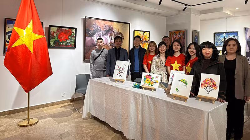 Tập thể cán bộ, nhân viên Đại sứ quán Việt Nam tại Mông Cổ, con em cán bộ, du học sinh tham dự Triển lãm.