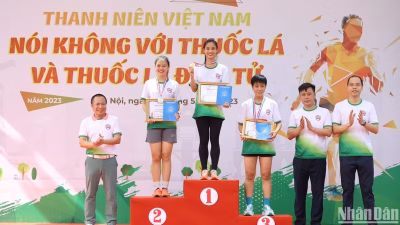 Trao giải tặng đoàn viên, thanh niên xuất sắc tham gia Giải chạy Marathon.