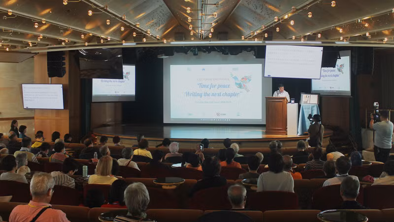 Chương trình "Viết tiếp câu chuyện hòa bình" mang thông điệp về tình đoàn kết, nỗ lực tiếp tục gìn giữ hòa bình tới thế hệ trẻ.
