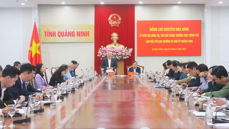 Quang cảnh buổi làm việc của Phó Thủ tướng Chính Phủ Nguyễn Hòa Bình và đoàn công tác với tỉnh Quảng Ninh.
