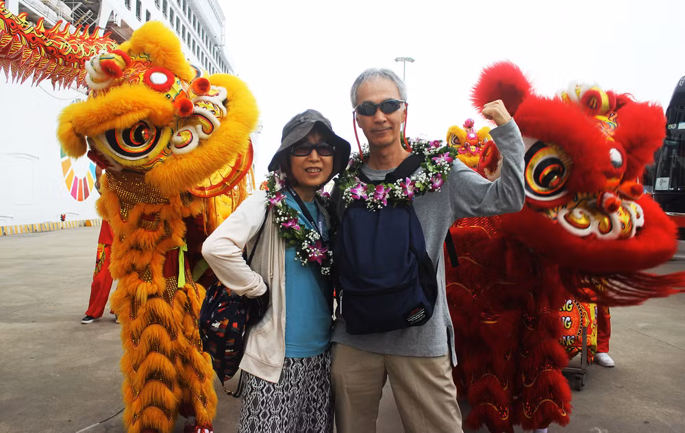 Du khách chụp ảnh lưu niệm khi đặt chân đến Hạ Long, Quảng Ninh.