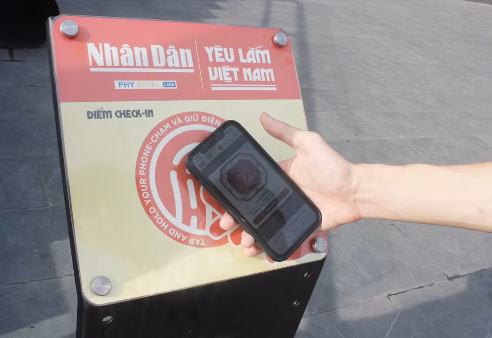 Bảng gắn chíp NFC thuộc dự án "Yêu lắm Việt Nam" đặt tại Bảo tàng Quảng Ninh. Bảng gắn chíp NFC thuộc dự án "Yêu lắm Việt Nam" đặt tại Bảo tàng Quảng Ninh.
