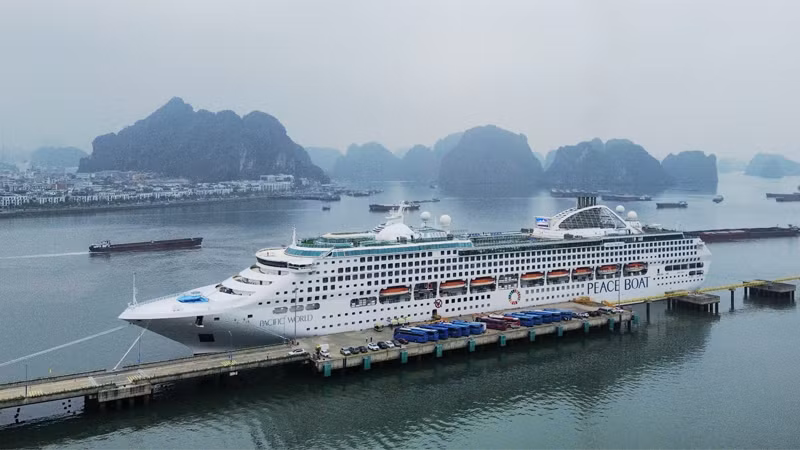 Tàu Pacific World cập cảng tàu khách quốc tế Hạ Long.