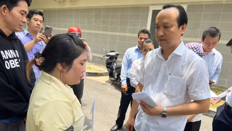 Phó trưởng Ban Quản lý các khu công nghiệp tỉnh Bình Dương Trương Văn Phong đến bệnh viện thăm hỏi, động viên và trao hỗ trợ cho các gia đình nạn nhân.