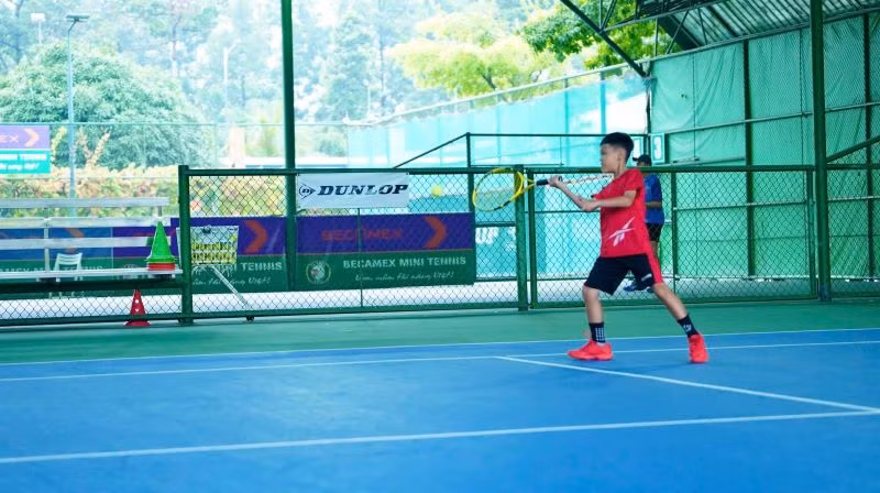 Các vận động viên thi đấu sôi nổi ngay sau lễ khai mạc.