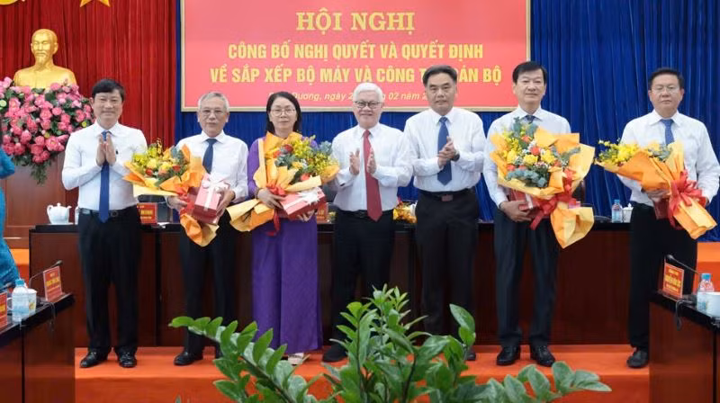 Thường trực Tỉnh ủy Bình Dương trao quyết định và tặng hoa cho các cán bộ nghỉ hưu trước tuổi.