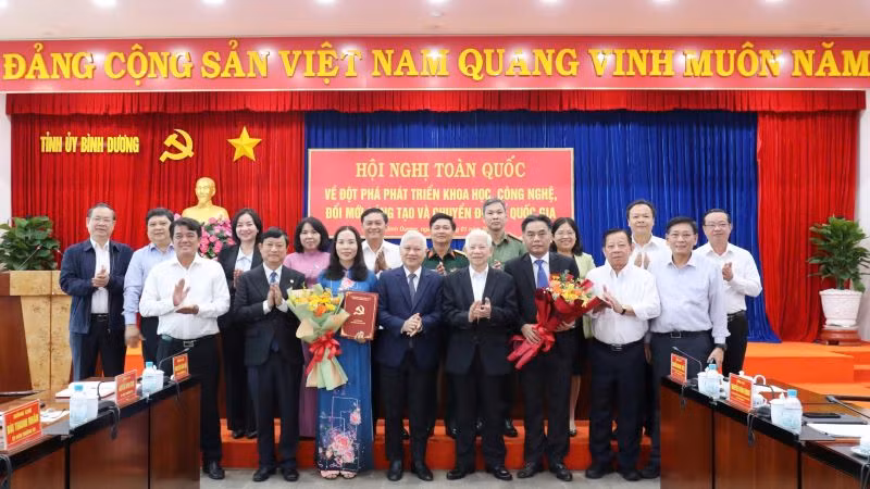 Nguyên Chủ tịch nước Nguyễn Minh Triết và lãnh đạo tỉnh Bình Dương chúc mừng các đồng chí được trao quyết định.