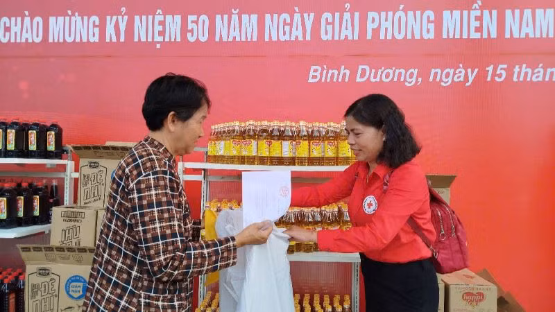 Phiên “Chợ 0 đồng” hỗ trợ hàng hoá, nhu yếu phẩm thiết yếu cho 500 người dân khó khăn.