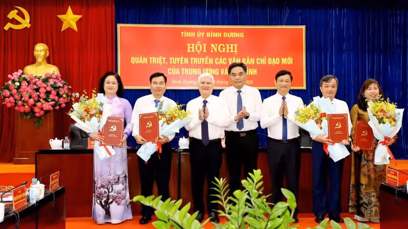 Lãnh đạo tỉnh Bình Dương trao quyết định và tặng hoa chúc mừng các đồng chí được chuẩn y, phê chuẩn.