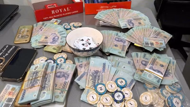 Hơn 445 triệu đồng cùng nhiều tang vật khác mà các đối tượng sử dụng để đánh bạc.