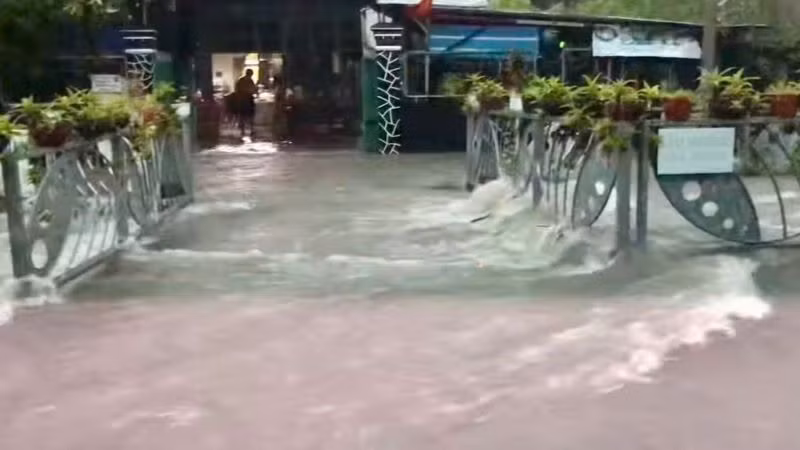 Mưa lớn làm nước tràn vào nhà dân tại một khu vực ở thành phố Thủ Dầu Một.