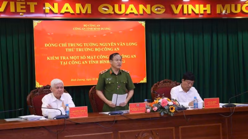 Trung tướng Nguyễn Văn Long, Thứ trưởng Bộ Công an phát biểu ý kiến tại buổi làm việc tại Công an tỉnh Bình Dương.