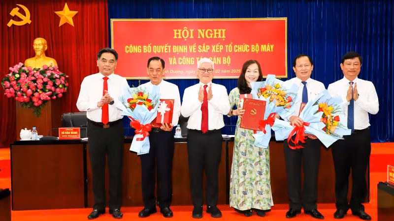 Trao Quyết định của Ban Thường vụ Tỉnh ủy Bình Dương cho các đồng chí nghỉ hưu trước tuổi. Trao Quyết định của Ban Thường vụ Tỉnh ủy Bình Dương cho các đồng chí nghỉ hưu trước tuổi.