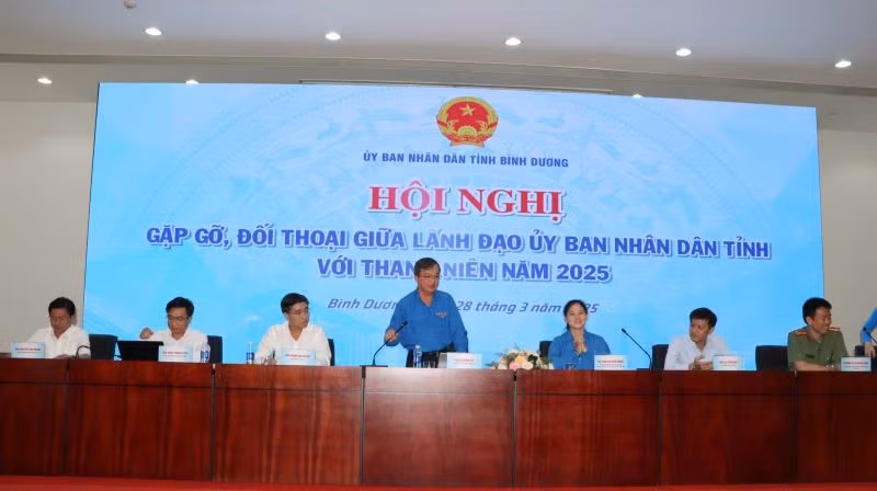 Lãnh đạo Ủy ban nhân dân tỉnh Bình Dương và các đại biểu tại hội nghị.