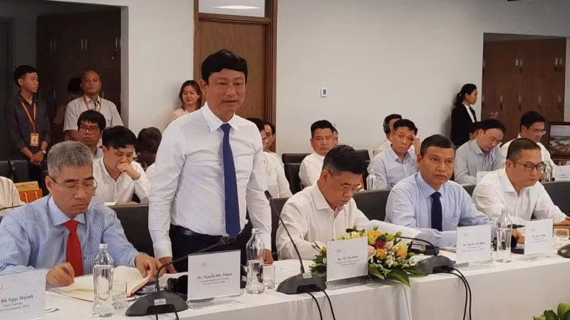 Chủ tịch Ủy ban nhân dân tỉnh Bình Dương Võ Văn Minh báo cáo với Phó Thủ tướng Thường trực Chính phủ Nguyễn Hòa Bình và đoàn công tác về sự quan tâm và tạo thuận lợi từ chính quyền địa phương với Trường đại học Việt Đức.