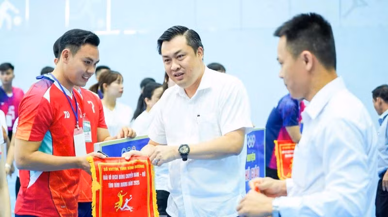 Phó Giám đốc Sở Văn hóa, Thể thao và Du lịch tỉnh Bình Dương, Trưởng Ban Tổ chức giải Cao Văn Chóng tặng cờ lưu niệm cho các đơn vị tham dự giải.