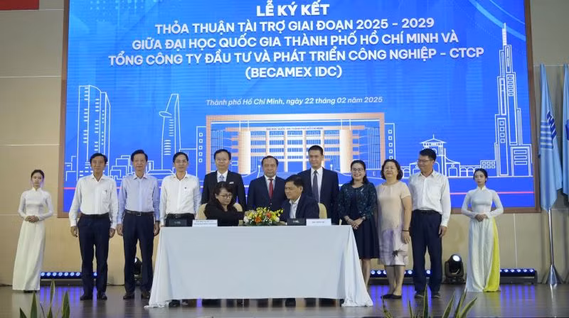 Ký kết tài trợ giữa Đại học Quốc gia Thành phố Hồ Chí Minh và Tổng Công ty Becamex IDC. 