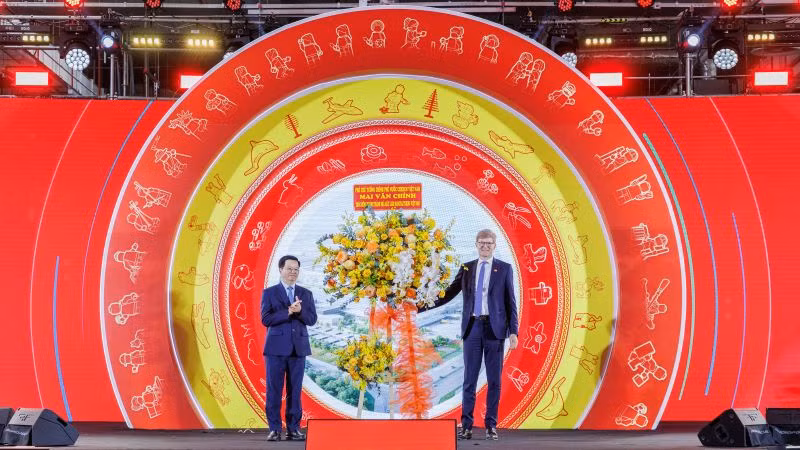 Phó Thủ tướng Chính phủ Mai Văn Chính trao tặng hoa chúc mừng khánh thành Nhà máy LEGO Việt Nam.