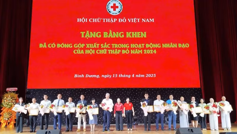 Tặng Bằng khen của Trung ương Hội Chữ thập đỏ Việt Nam cho các tập thể, cá nhân.