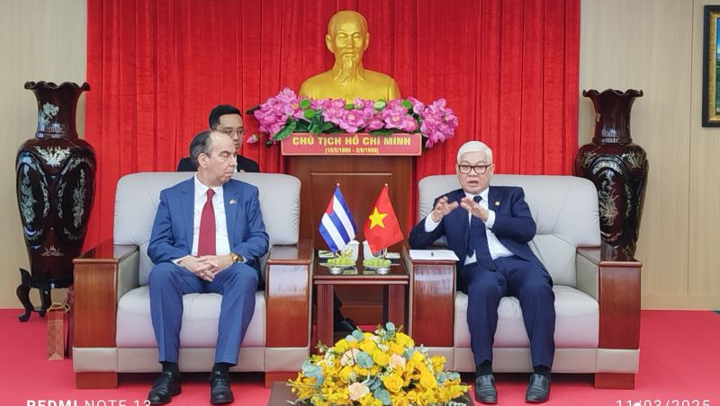 Bí thư Tỉnh ủy Bình Dương Nguyễn Văn Lợi (bên phải) trao đổi thông tin với đồng chí Rogelio Polanco Fuentes, Đại sứ Cuba tại Việt Nam. 